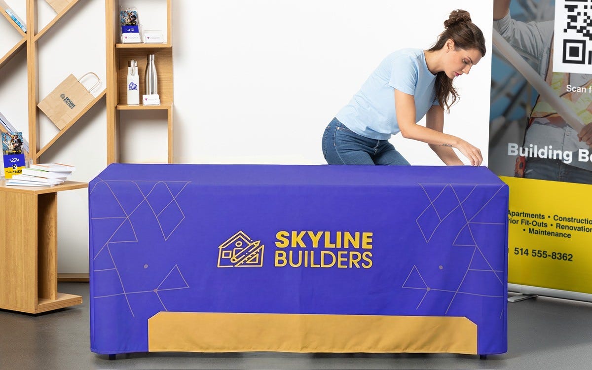 Fitted stretch tablecloth on trade show table